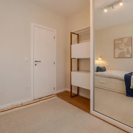 Stylish & Spacious By Hostwise Apartman