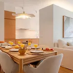 Apartment Stylish & Spacious By Hostwise