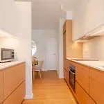 Apartment Stylish & Spacious By Hostwise *