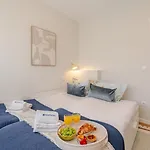 Stylish & Spacious By Hostwise Apartment
